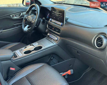 Красный Хендай Kona Electric, объемом двигателя 0 л и пробегом 99 тыс. км за 18350 $, фото 28 на Automoto.ua