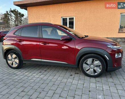 Красный Хендай Kona Electric, объемом двигателя 0 л и пробегом 99 тыс. км за 18350 $, фото 5 на Automoto.ua