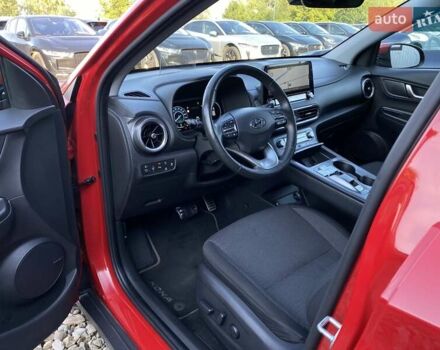 Красный Хендай Kona Electric, объемом двигателя 0 л и пробегом 105 тыс. км за 20200 $, фото 1 на Automoto.ua