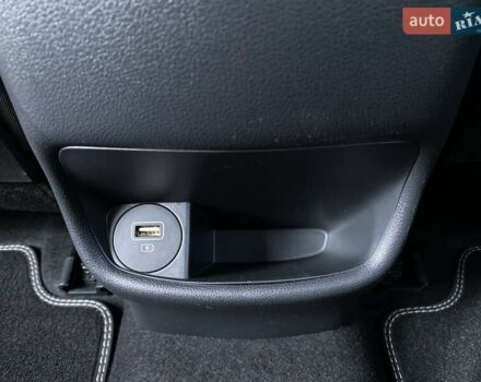 Красный Хендай Kona Electric, объемом двигателя 0 л и пробегом 105 тыс. км за 20200 $, фото 62 на Automoto.ua