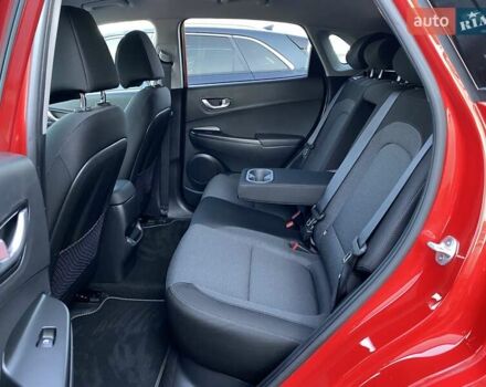 Красный Хендай Kona Electric, объемом двигателя 0 л и пробегом 105 тыс. км за 20500 $, фото 63 на Automoto.ua