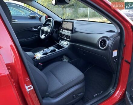 Красный Хендай Kona Electric, объемом двигателя 0 л и пробегом 105 тыс. км за 20200 $, фото 70 на Automoto.ua