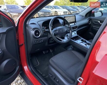 Красный Хендай Kona Electric, объемом двигателя 0 л и пробегом 105 тыс. км за 20500 $, фото 27 на Automoto.ua