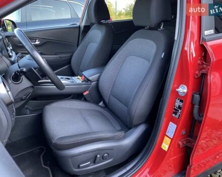 Красный Хендай Kona Electric, объемом двигателя 0 л и пробегом 105 тыс. км за 20500 $, фото 29 на Automoto.ua