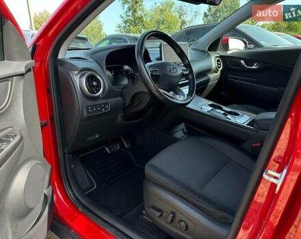 Красный Хендай Kona Electric, объемом двигателя 0 л и пробегом 113 тыс. км за 19900 $, фото 4 на Automoto.ua