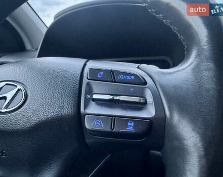 Красный Хендай Kona Electric, объемом двигателя 0 л и пробегом 161 тыс. км за 17999 $, фото 42 на Automoto.ua