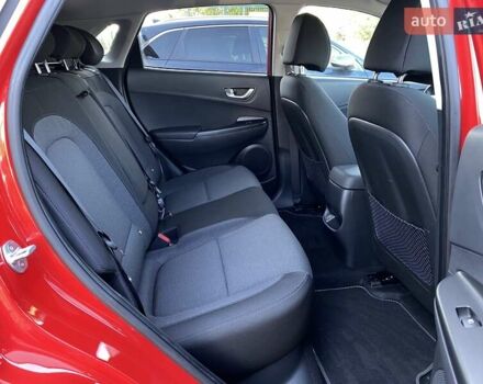 Красный Хендай Kona Electric, объемом двигателя 0 л и пробегом 105 тыс. км за 20500 $, фото 69 на Automoto.ua