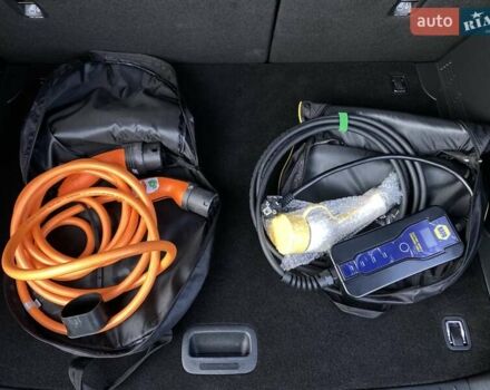 Красный Хендай Kona Electric, объемом двигателя 0 л и пробегом 105 тыс. км за 20500 $, фото 65 на Automoto.ua