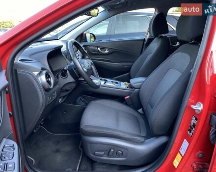 Красный Хендай Kona Electric, объемом двигателя 0 л и пробегом 105 тыс. км за 20200 $, фото 28 на Automoto.ua