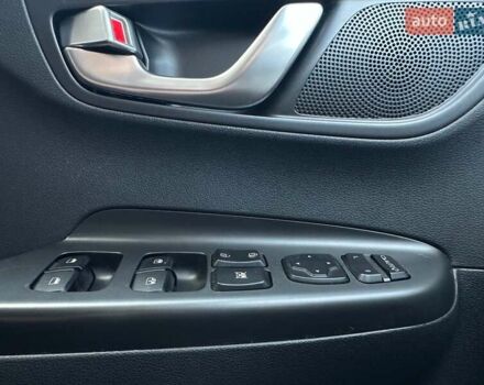 Красный Хендай Kona Electric, объемом двигателя 0 л и пробегом 113 тыс. км за 19900 $, фото 34 на Automoto.ua