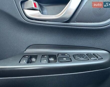 Красный Хендай Kona Electric, объемом двигателя 0 л и пробегом 113 тыс. км за 19900 $, фото 9 на Automoto.ua