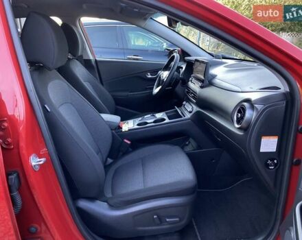 Красный Хендай Kona Electric, объемом двигателя 0 л и пробегом 105 тыс. км за 20200 $, фото 71 на Automoto.ua