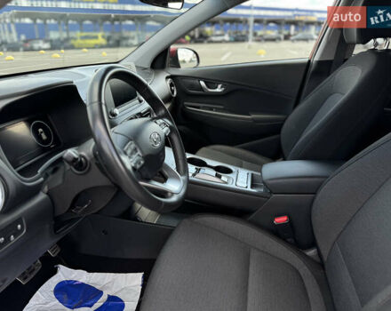 Красный Хендай Kona Electric, объемом двигателя 0 л и пробегом 53 тыс. км за 16900 $, фото 20 на Automoto.ua