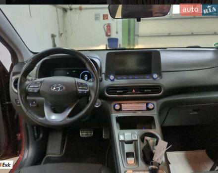 Красный Хендай Kona Electric, объемом двигателя 0 л и пробегом 84 тыс. км за 16950 $, фото 89 на Automoto.ua