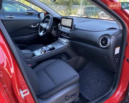 Красный Хендай Kona Electric, объемом двигателя 0 л и пробегом 113 тыс. км за 19950 $, фото 78 на Automoto.ua