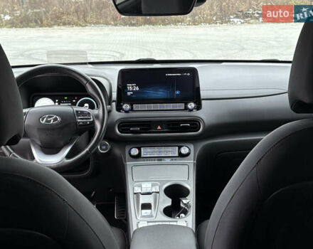 Красный Хендай Kona Electric, объемом двигателя 0 л и пробегом 89 тыс. км за 19799 $, фото 53 на Automoto.ua