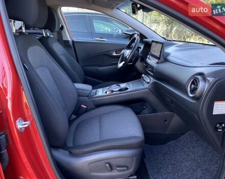 Красный Хендай Kona Electric, объемом двигателя 0 л и пробегом 113 тыс. км за 19950 $, фото 79 на Automoto.ua