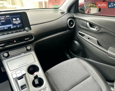 Красный Хендай Kona Electric, объемом двигателя 0 л и пробегом 84 тыс. км за 16950 $, фото 36 на Automoto.ua