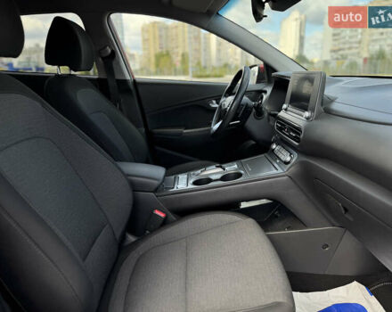 Красный Хендай Kona Electric, объемом двигателя 0 л и пробегом 53 тыс. км за 16900 $, фото 28 на Automoto.ua
