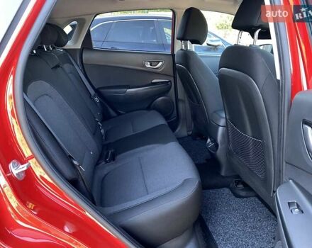 Красный Хендай Kona Electric, объемом двигателя 0 л и пробегом 113 тыс. км за 19950 $, фото 77 на Automoto.ua