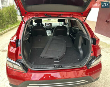 Красный Хендай Kona Electric, объемом двигателя 0 л и пробегом 84 тыс. км за 16950 $, фото 46 на Automoto.ua