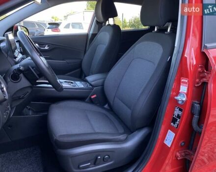 Красный Хендай Kona Electric, объемом двигателя 0 л и пробегом 113 тыс. км за 19950 $, фото 30 на Automoto.ua