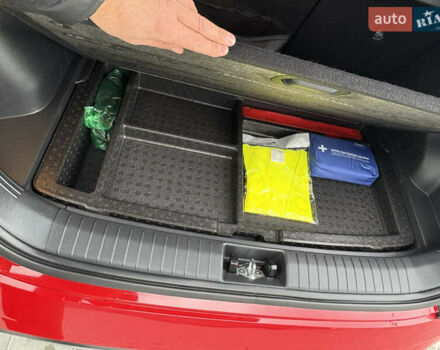 Красный Хендай Kona Electric, объемом двигателя 0 л и пробегом 89 тыс. км за 19799 $, фото 70 на Automoto.ua