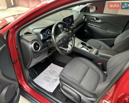 Красный Хендай Kona Electric, объемом двигателя 0 л и пробегом 84 тыс. км за 16950 $, фото 32 на Automoto.ua
