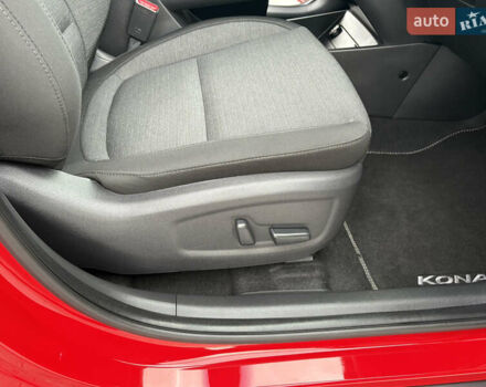 Красный Хендай Kona Electric, объемом двигателя 0 л и пробегом 89 тыс. км за 19799 $, фото 51 на Automoto.ua