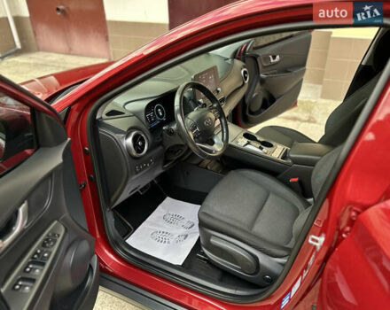 Красный Хендай Kona Electric, объемом двигателя 0 л и пробегом 84 тыс. км за 16950 $, фото 57 на Automoto.ua