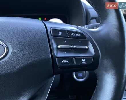 Красный Хендай Kona Electric, объемом двигателя 0 л и пробегом 113 тыс. км за 19950 $, фото 5 на Automoto.ua