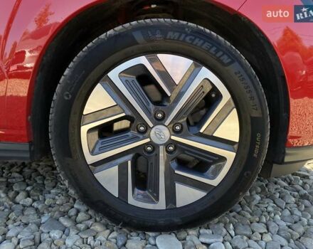 Красный Хендай Kona Electric, объемом двигателя 0 л и пробегом 113 тыс. км за 19950 $, фото 24 на Automoto.ua