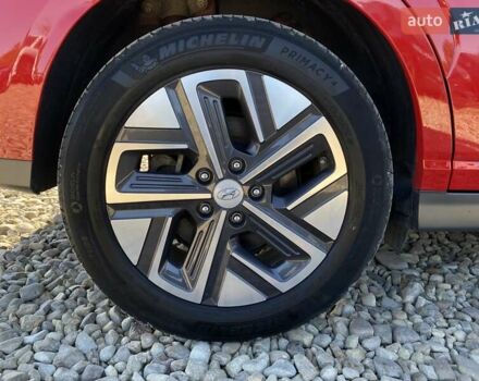 Красный Хендай Kona Electric, объемом двигателя 0 л и пробегом 113 тыс. км за 19950 $, фото 23 на Automoto.ua