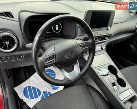 Красный Хендай Kona Electric, объемом двигателя 0 л и пробегом 51 тыс. км за 17999 $, фото 20 на Automoto.ua