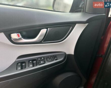 Красный Хендай Kona Electric, объемом двигателя 0 л и пробегом 100 тыс. км за 17200 $, фото 5 на Automoto.ua