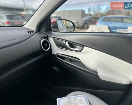 Красный Хендай Kona Electric, объемом двигателя 0 л и пробегом 100 тыс. км за 17200 $, фото 32 на Automoto.ua