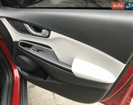 Красный Хендай Kona Electric, объемом двигателя 0 л и пробегом 104 тыс. км за 18200 $, фото 24 на Automoto.ua