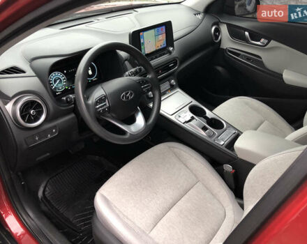 Красный Хендай Kona Electric, объемом двигателя 0 л и пробегом 104 тыс. км за 18200 $, фото 27 на Automoto.ua