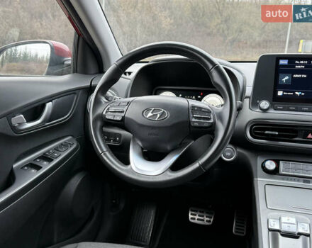 Красный Хендай Kona Electric, объемом двигателя 0 л и пробегом 17 тыс. км за 16999 $, фото 2 на Automoto.ua