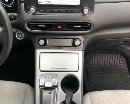 Красный Хендай Kona Electric, объемом двигателя 0 л и пробегом 104 тыс. км за 18200 $, фото 34 на Automoto.ua