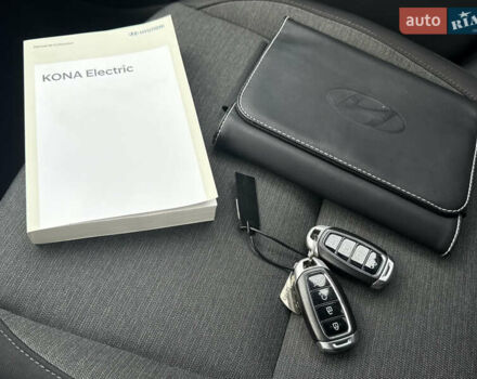 Красный Хендай Kona Electric, объемом двигателя 0 л и пробегом 17 тыс. км за 16999 $, фото 27 на Automoto.ua