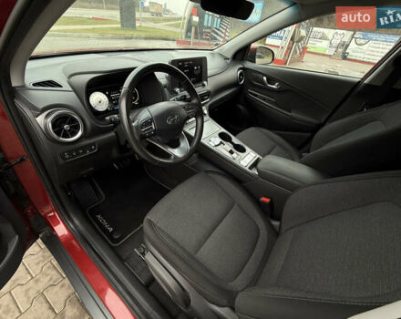 Красный Хендай Kona Electric, объемом двигателя 0 л и пробегом 17 тыс. км за 16999 $, фото 15 на Automoto.ua