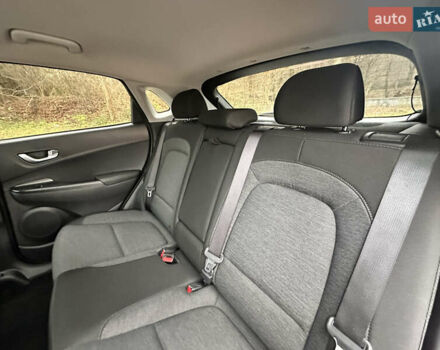 Красный Хендай Kona Electric, объемом двигателя 0 л и пробегом 87 тыс. км за 18500 $, фото 21 на Automoto.ua