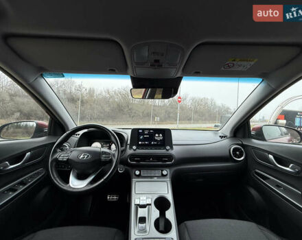 Красный Хендай Kona Electric, объемом двигателя 0 л и пробегом 17 тыс. км за 16999 $, фото 3 на Automoto.ua