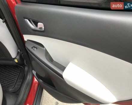 Красный Хендай Kona Electric, объемом двигателя 0 л и пробегом 104 тыс. км за 18200 $, фото 25 на Automoto.ua