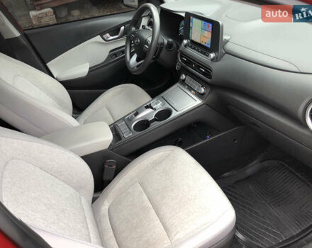 Красный Хендай Kona Electric, объемом двигателя 0 л и пробегом 104 тыс. км за 18200 $, фото 31 на Automoto.ua