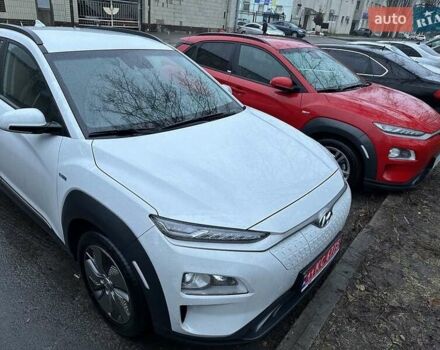 Красный Хендай Kona Electric, объемом двигателя 0 л и пробегом 40 тыс. км за 16965 $, фото 2 на Automoto.ua