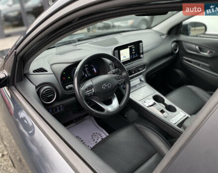 Серый Хендай Kona Electric, объемом двигателя 0 л и пробегом 89 тыс. км за 16900 $, фото 49 на Automoto.ua