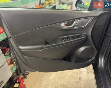Серый Хендай Kona Electric, объемом двигателя 0 л и пробегом 137 тыс. км за 16700 $, фото 7 на Automoto.ua