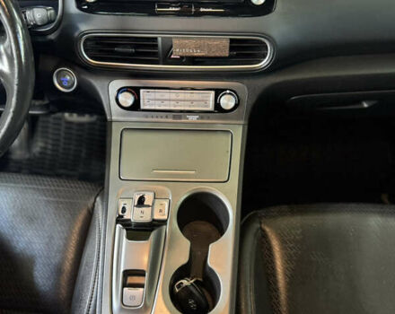 Серый Хендай Kona Electric, объемом двигателя 0 л и пробегом 137 тыс. км за 16700 $, фото 10 на Automoto.ua